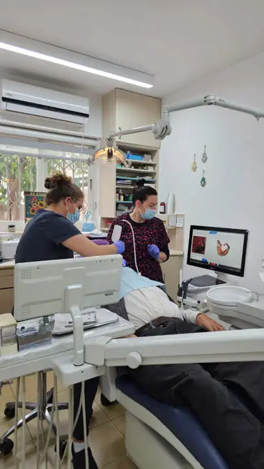 התקנת כתרים בשיניים במרפאה של ד"ר טל ברג
